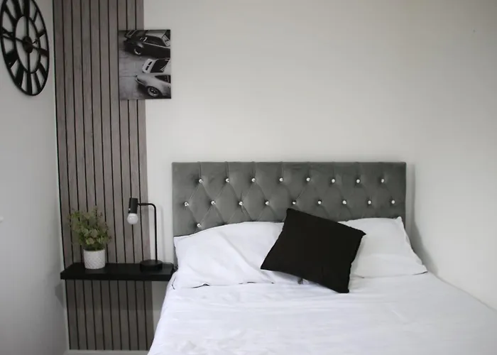 Modern Central Townhouse-Free Parking-Pool Table