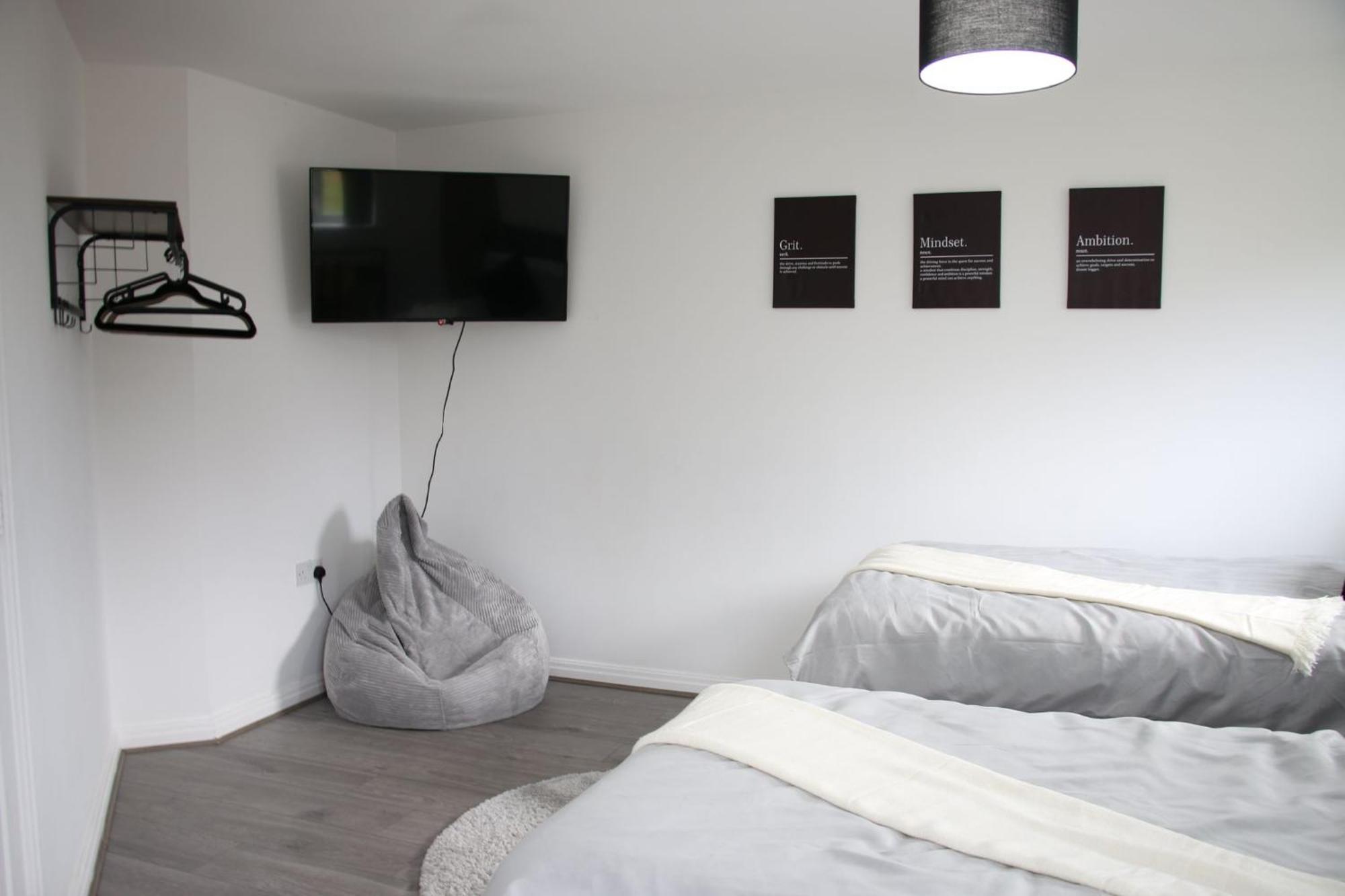 Modern Townhouse-free Parking-pool Table *