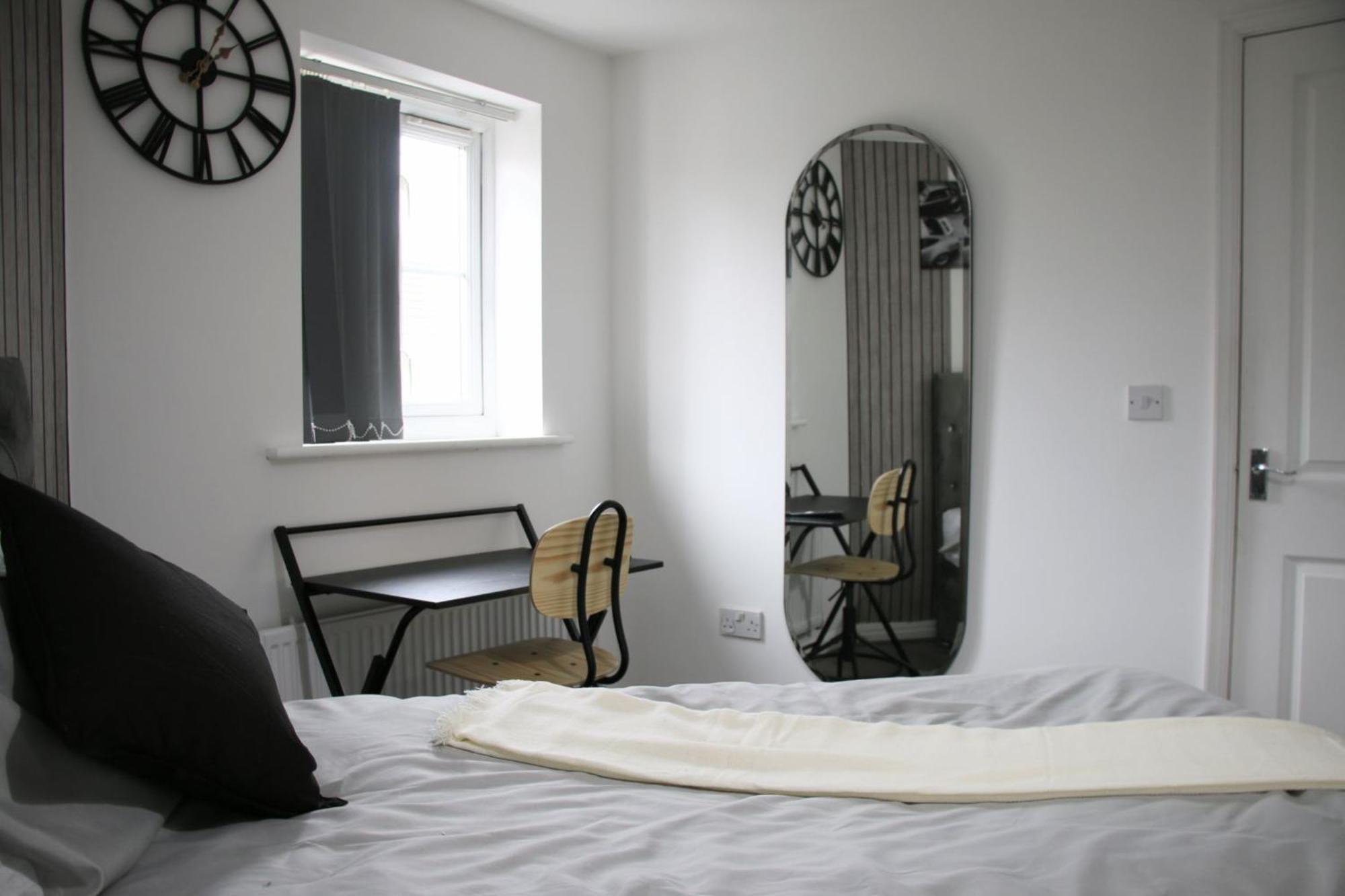 Modern Townhouse-free Parking-pool Table * Manchester