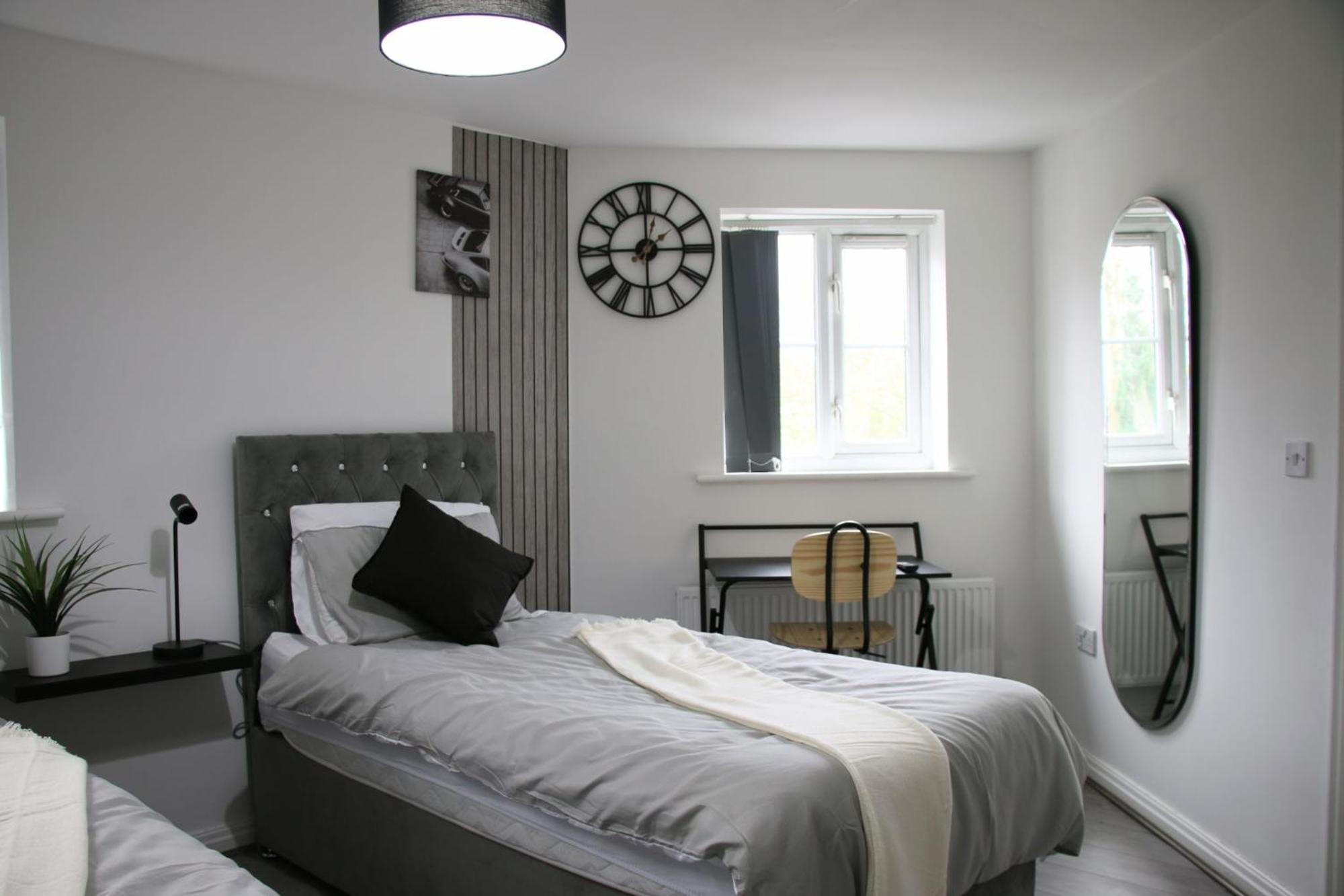 Modern Townhouse-free Parking-pool Table * Manchester
