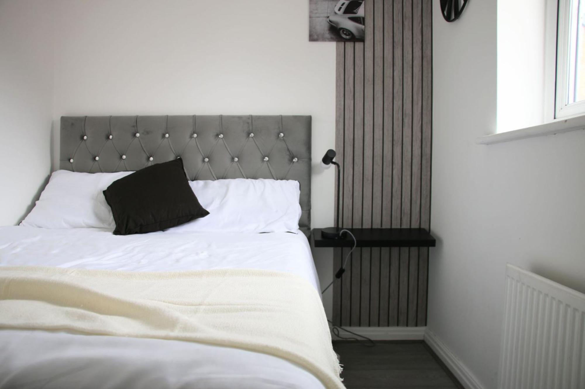 Modern Townhouse-free Parking-pool Table Holiday home Manchester