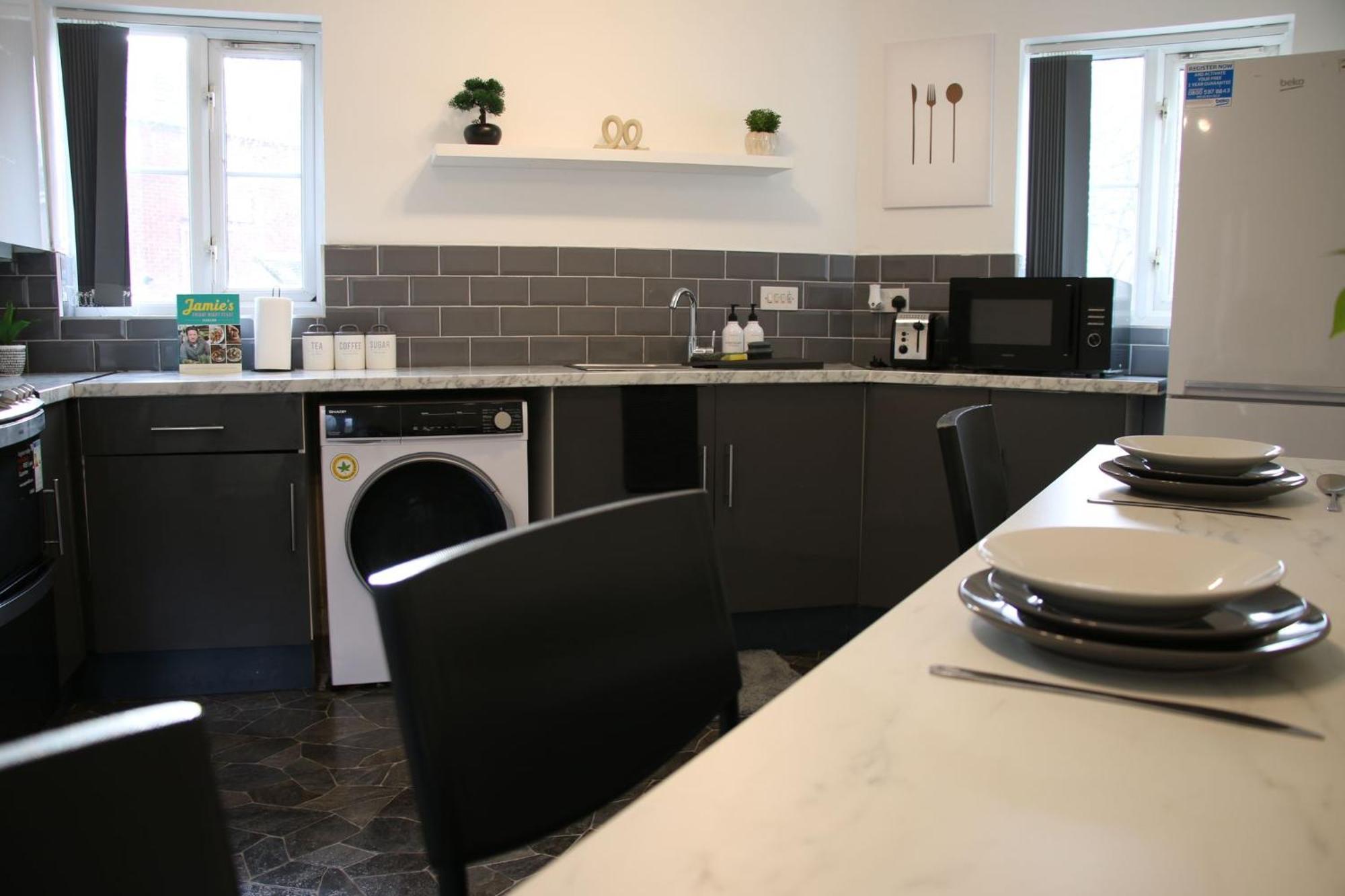 Modern Townhouse-free Parking-pool Table *