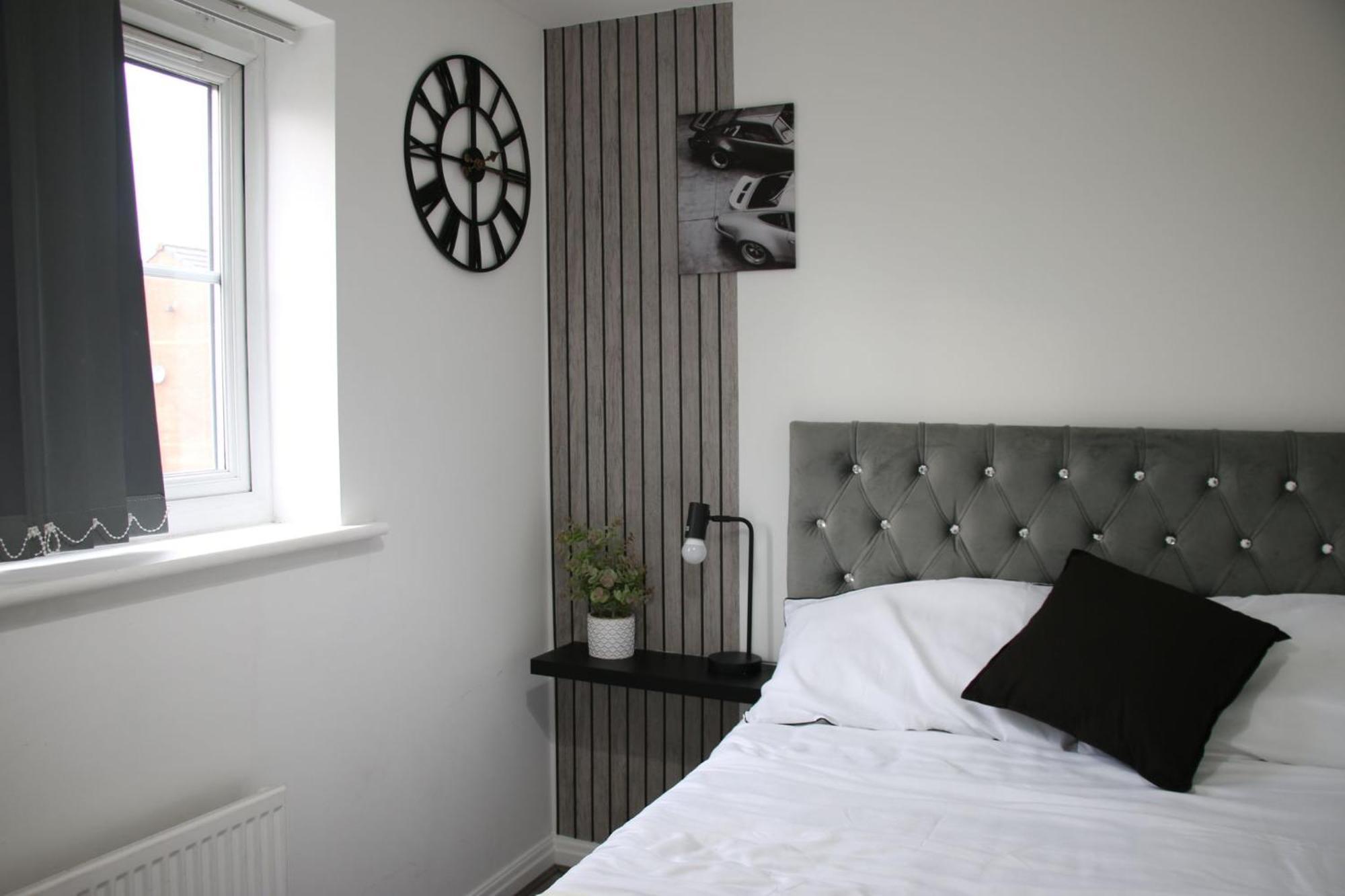 Modern Townhouse-free Parking-pool Table * Manchester