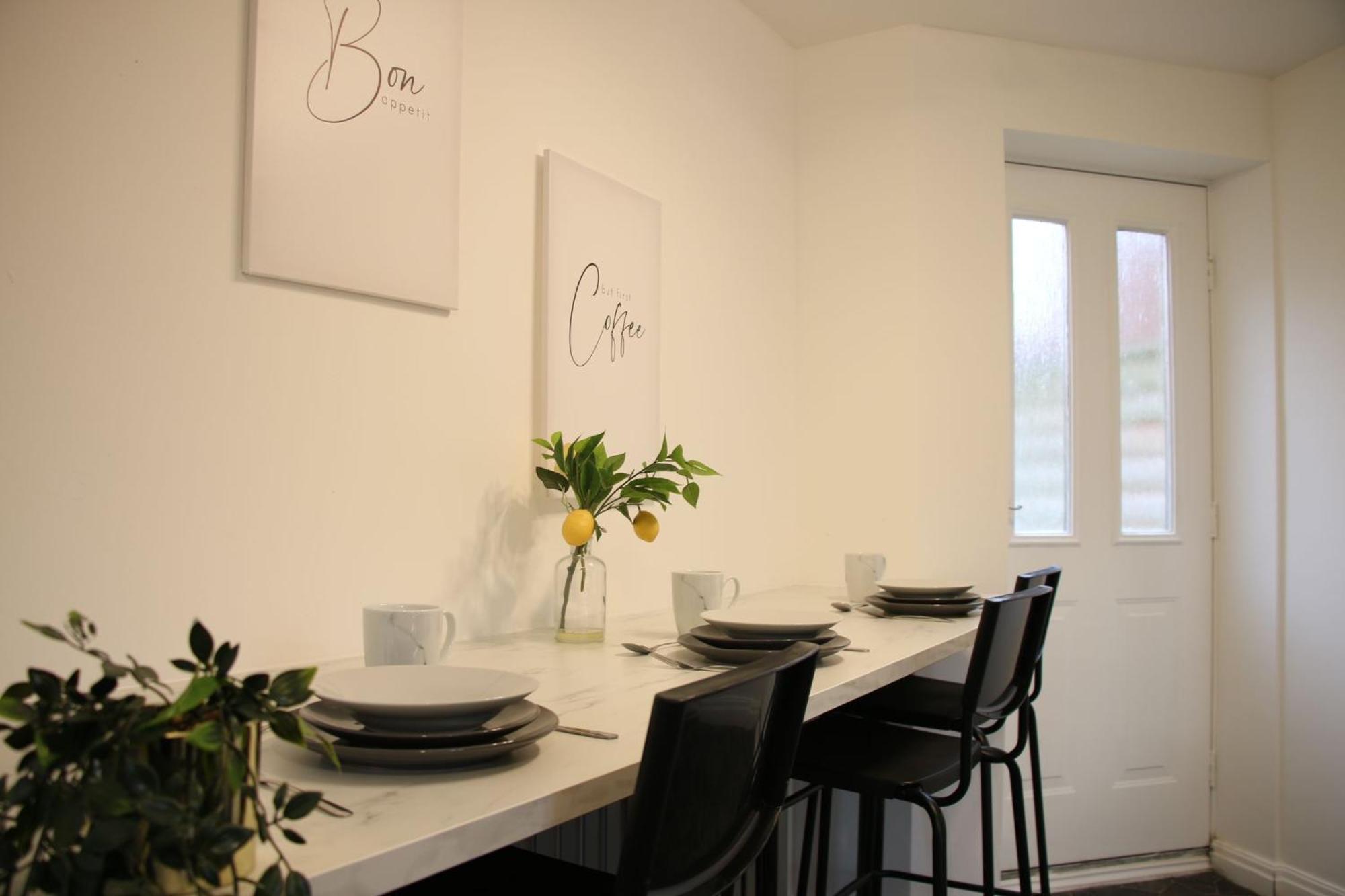 Modern Townhouse-free Parking-pool Table * Manchester