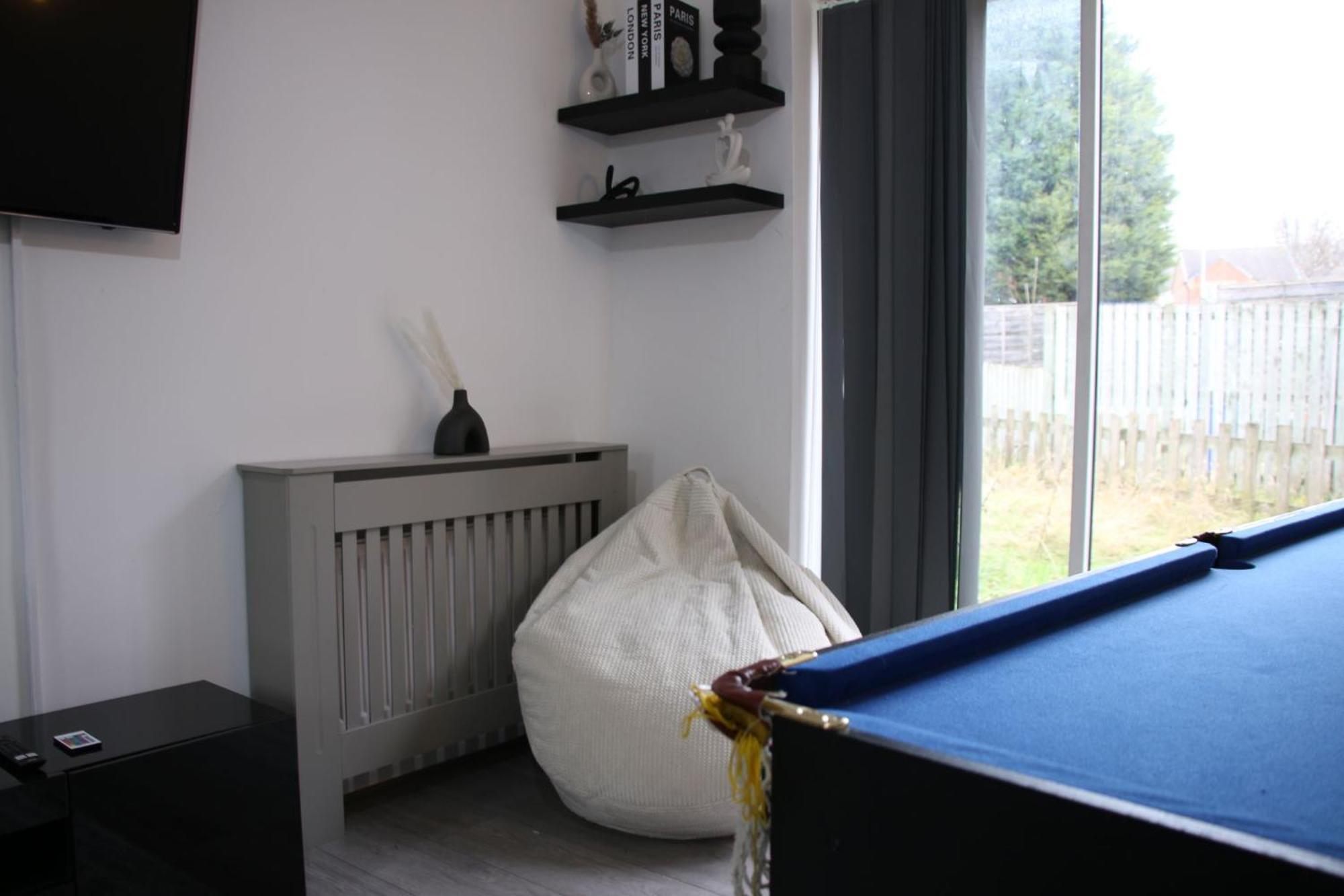 Holiday home Modern Townhouse-free Parking-pool Table Manchester