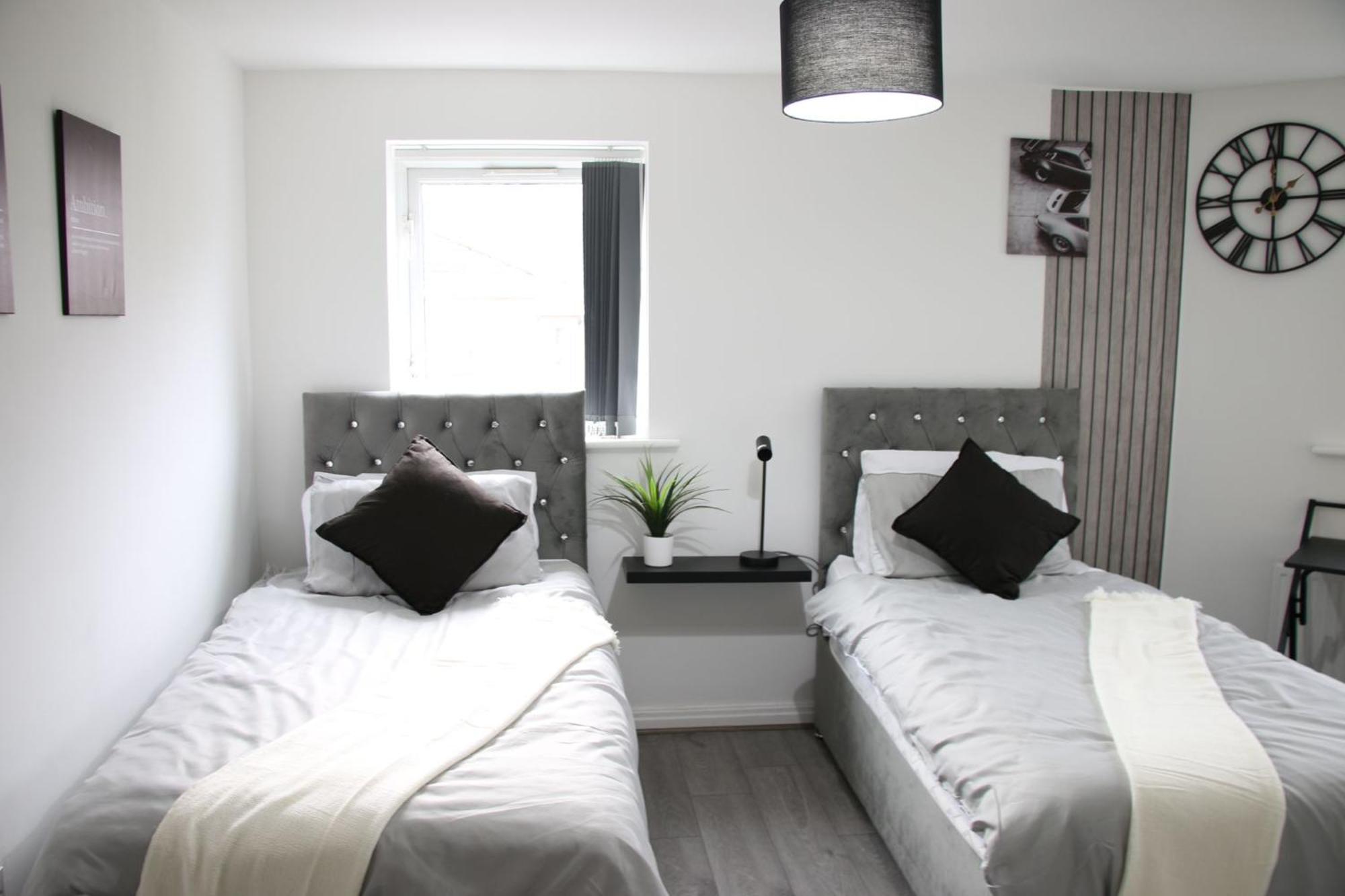 Modern Townhouse-free Parking-pool Table * Manchester